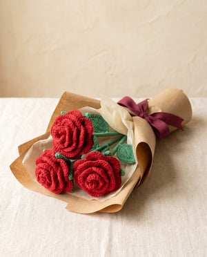 Wrapped bouquet of 3 crochet red roses